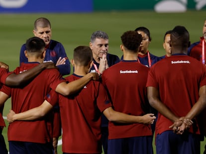 El seleccionador de Costa Rica, Luis Fernando Suárez, junta las manos y da instrucciones a sus futbolistas durante un entrenamiento en Doha.