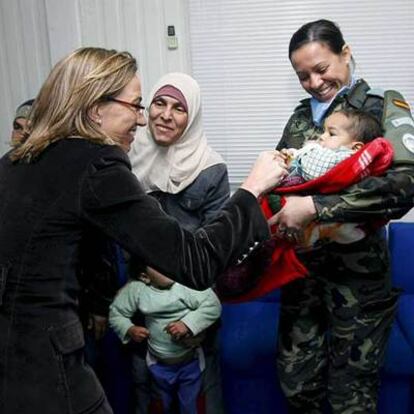 Chacón saluda a una niña operada por médicos españoles en la base militar Miguel de Cervantes.