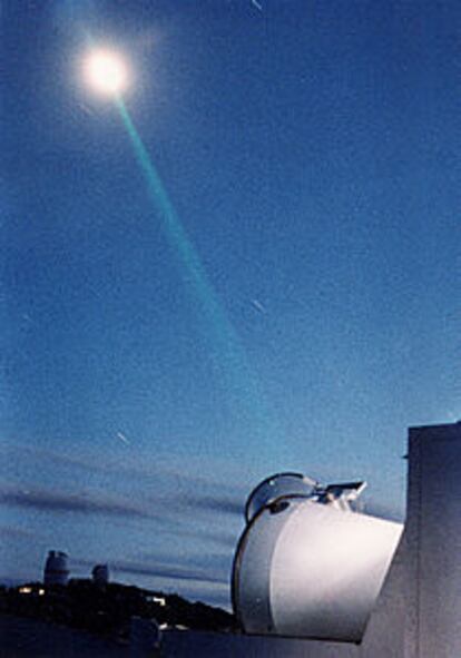 Rayo láser emitido hacia la Luna desde el Observatorio McDonald.