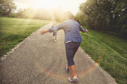 Una niña corre a abrazar a su abuela.