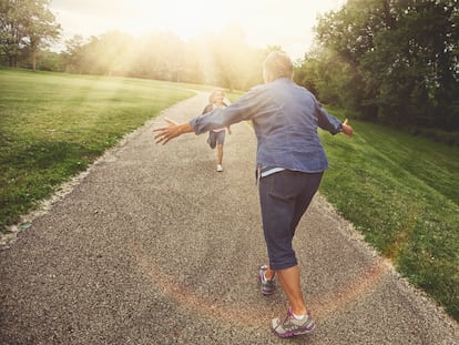 Una niña corre a abrazar a su abuela.