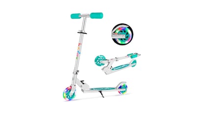 Patinete para niños sobre fondo blanco