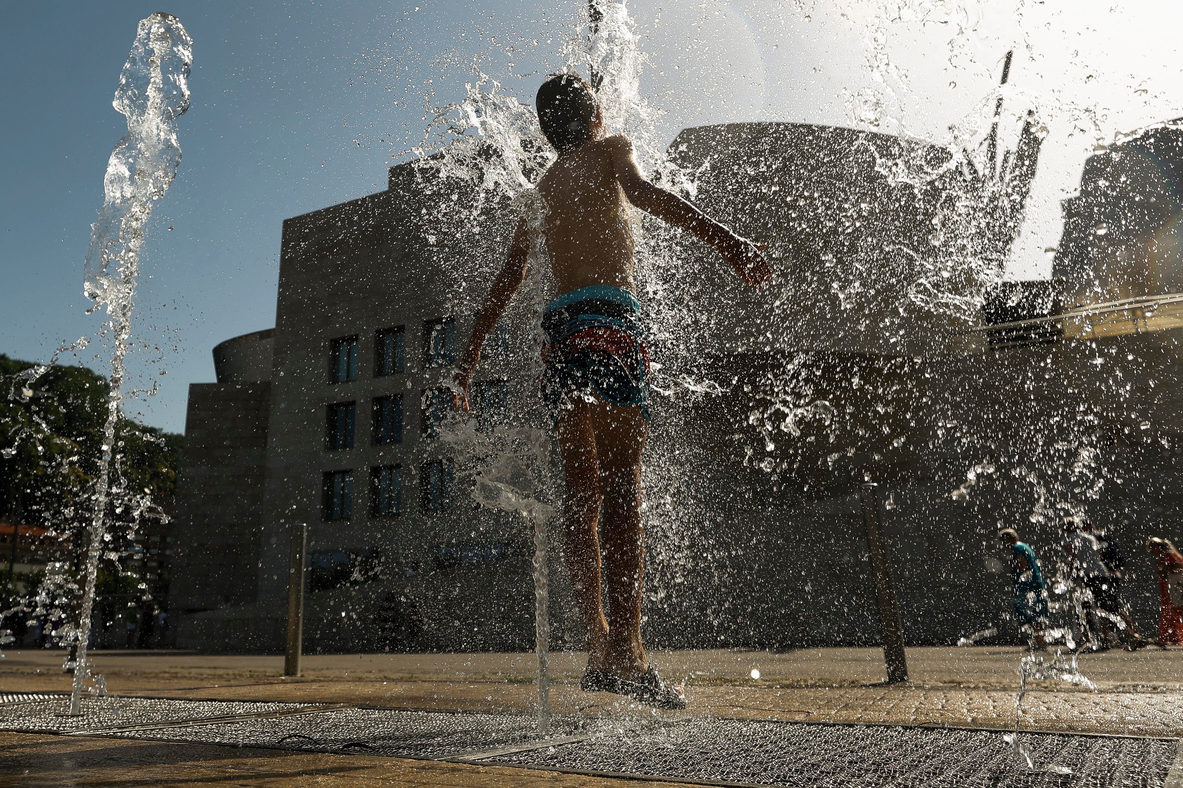 La ola de calor dispara la venta de ventiladores y aumenta las hospitalizaciones por desmayos en el País Vasco
