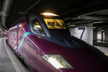 El primer tren Avlo en cubrir en trayecto Madrid-Barcelona llega a la estación de Sants. 