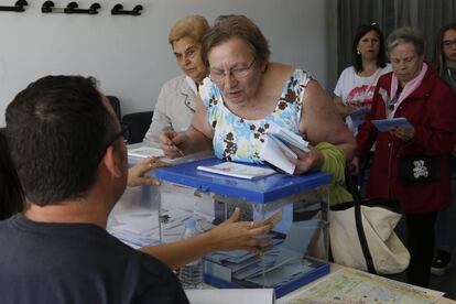 Ambient electoral a l'Institut Monserrat Roig de Terrassa.