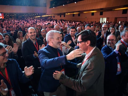 El alcalde de Barcelona, Jaume Collboni, saluda al primer secretario del PSC, Salvador Illa, tras ser nombrado este último candidato electo y primer secretario, este sábado en Barcelona.