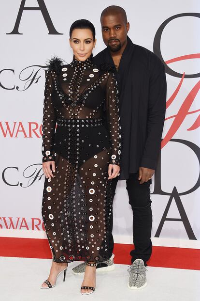 Kim Kardashian, que acaba de anunciar su segundo embarazo, acudió acompañada de su marido Kanye West y vestida de Proenza Schouler.