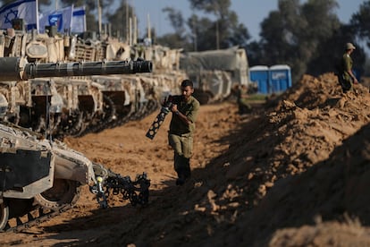 Soldados israelíes operaban este viernes cerca de la frontera con Gaza.