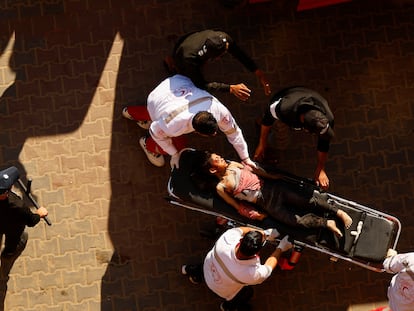 Médicos palestinos llevan a una niña herida al hospital, tras un ataque israelí, este viernes en Jan Yunis, al sur de la franja de Gaza.