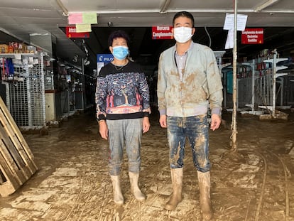 Xu Xin junto a su marido Zang Su en su local de Paiporta.