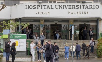 Entrada del Hospital Universitario Virgen Macarena de Sevilla, este martes.