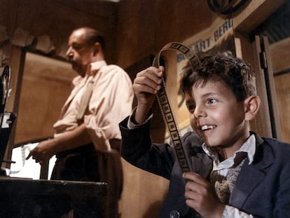 Totò (Salvatore Cascio) y Alfredo (Philippe Noiret), en uno de los fotogramas más célebres de 'Cinema Paradiso'.