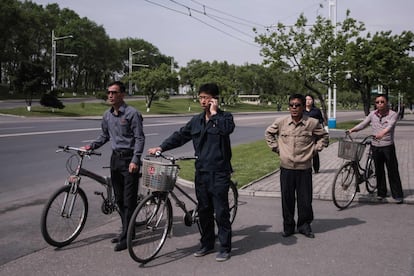 Peatones esperan para cruzar una calle en Pyongyang.