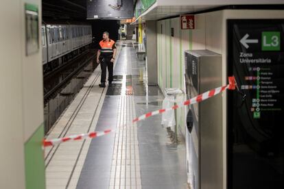 Aspecto de la parada del Paralle del Metro de Barcelona que permanece parcialmete cerrada.
