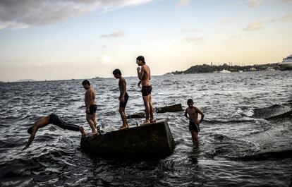 Niños refugiados sirios se bañan en el Bósforo en Kabatas, Estambul.