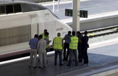 Técnicos de ADIF junto a una unidad del AVE de la línea Madrid-Alicante en la nueva estación alicantina.