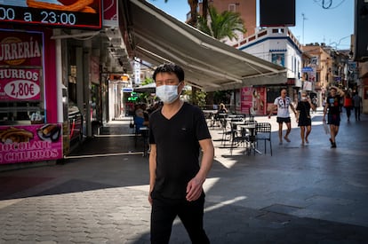 Un viandante con mascarilla, en una calle de Benidorm el 21 de mayo.