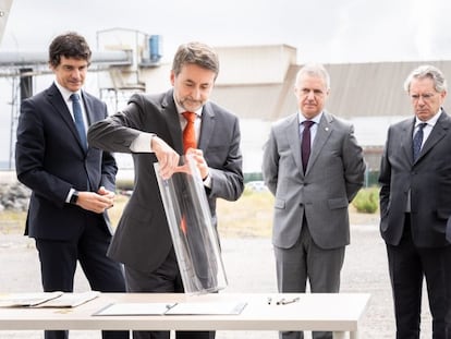 El CEO de Repsol, Josu Jon Imaz, el 27 de mayo de 2022 junto a Unai Rementeria, Iñigo Urkullu, Emiliano López Atxurra y Gregorio Villalabeitia, en la ceremonia de colocación de la primera piedra del hub de Descarbonización en Bizkaia.