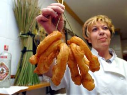 La propietaria de una de las churrerías más antiguas de Málaga, Rosa María Martín, rememora los churros ensartados en un junco, un manjar para los niños que pervive frente a la bollería industrial y que tiene un origen remoto, aunque sí se tiene certeza de que es una receta española apreciada en todo el mundo. EFE/Archivo