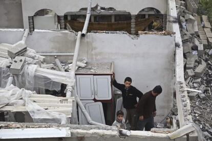 Dos niños juegan en las ruinas de la vivienda de un dirigente de la Yihad Islámica, tras un ataque aéreo israelí en el campo de Yabalia, en Gaza, el lunes.
