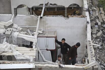  Dos ni&ntilde;os juegan en las ruinas de la vivienda de un dirigente de la Yihad Isl&aacute;mica, tras un ataque a&eacute;reo israel&iacute; en el campo de Yabalia, en Gaza, el lunes.