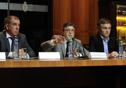 El titular de la AFIP, Alberto Abad, rodeado de funcionarios en rueda de prensa.