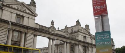 Carteles a favor y en contra de la abolición del Senado el viernes ante la oficina del primer ministro en Dublín.