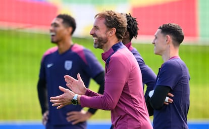 Gareth Southgate dirige el último entrenamiento de Inglaterra antes de enfrentar a España en la final de la Eurocopa.