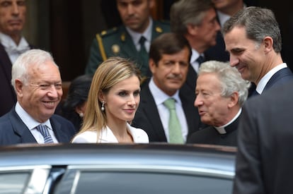 Los reyes de España junto al ministro de Asuntos Exteriores, José Manuel García-Margallo, tras ser recibidos por el Papa.