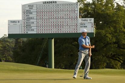 Jordan Spieth celebra el putt en el 18 que le permitió salvar el par y mantener un liderato de cuatro golpes.