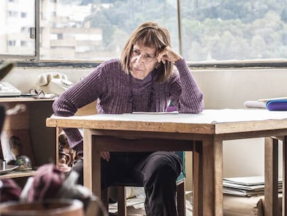 Beatriz González en su estudio de Bogotá.