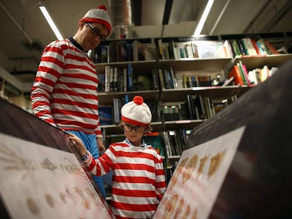 Un hombre y hijo, disfrazados del personaje Wally, en un evento en la librer&iacute;a Foyles, en Londres. 