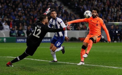 Salah, ante Jos&eacute; S&aacute;, a punto de marcar el segundo gol del Liverpool