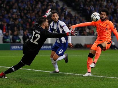 Salah, ante Jos&eacute; S&aacute;, a punto de marcar el segundo gol del Liverpool