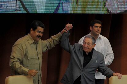 Nicol&aacute;s Maduro y Ra&uacute;l Castro en La Habana en diciembre.
