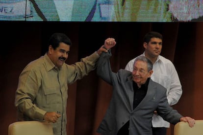 Nicol&aacute;s Maduro y Ra&uacute;l Castro en La Habana en diciembre.