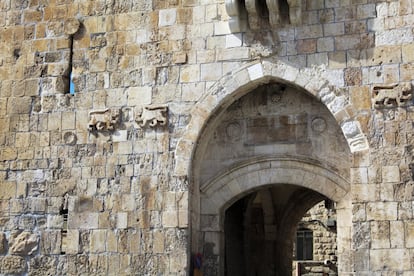 Detalle de los leones que decoran la Puerta de San Esteban. Las visitas de peregrinos a Tierra Santa representaron en 2015 una quinta parte de las 2,8 millones de entradas de viajeros a través de las fronteras israelíes.