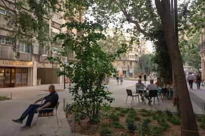 Espacio público arrebatado al coche y convertido en peatonal en una supermanzana del centro de Barcelona.