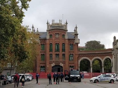 Agentes ante la fachada del edificio que lleva más de diez años okupado por La Dragona.