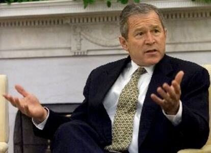 El presidente George Bush mantiene una entrevista ayer en el Despacho Oval de la Casa Blanca.