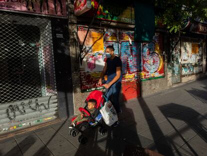 Un hombre pasea a su hijo en el barrio madrileño de Vallecas el 25 de septiembre.