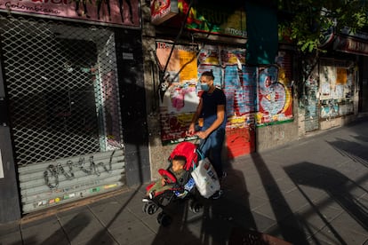 Un hombre pasea a su hijo en el barrio madrileño de Vallecas el 25 de septiembre.