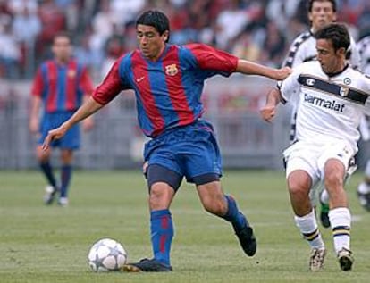 Riquelme controla el baln ante el jugador del Parma Bonera en el partido disputado en el Torneo Amsterdam 2002.