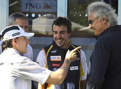 Fernando Alonso, ayer entre Robert Kubica y Flavio Briatore.