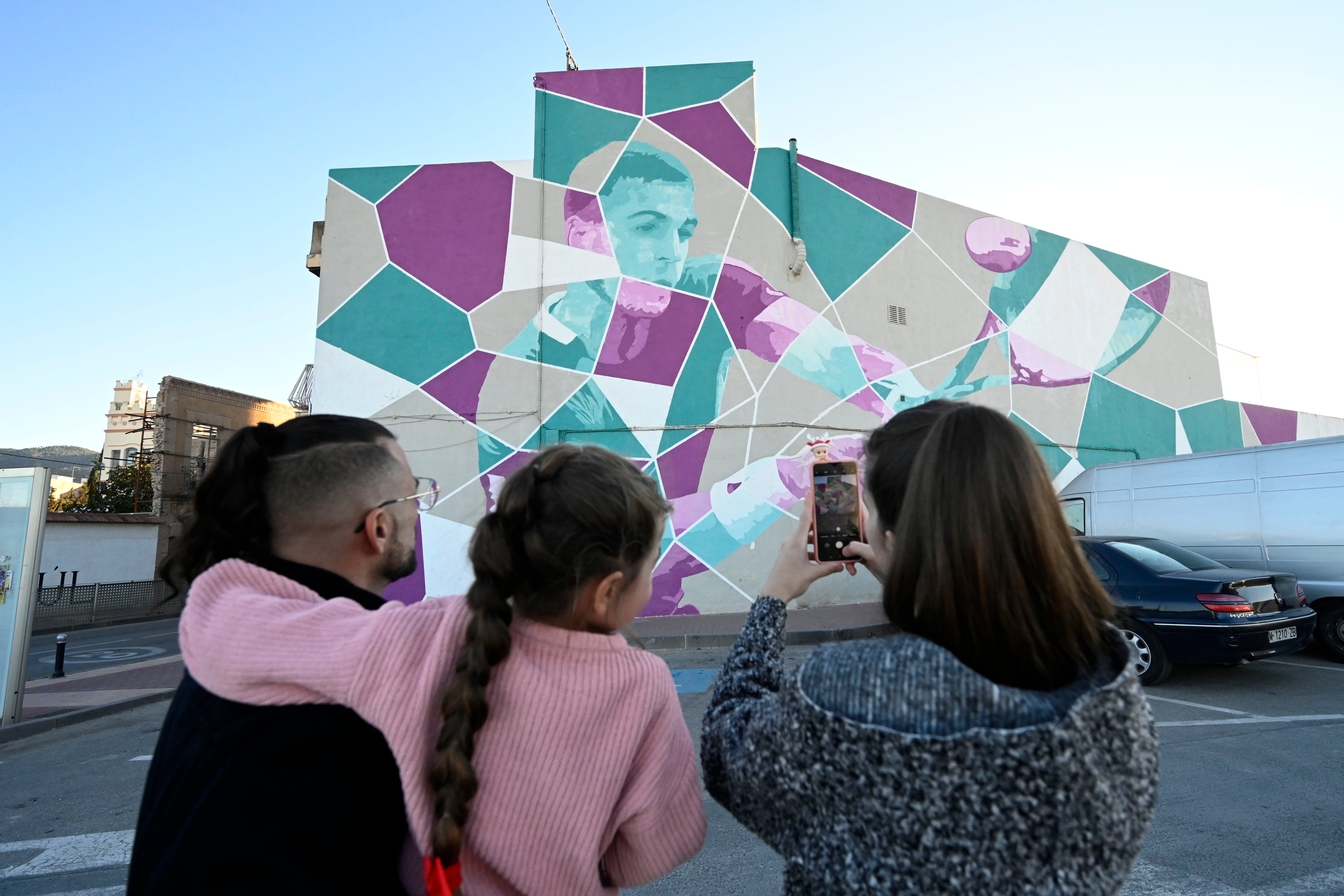 Mural dedicado a Carlos Alcaraz en la entrada de El Palmar.