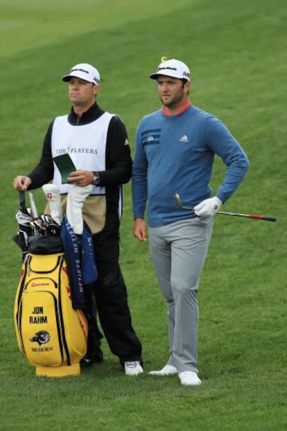 Rahm y su caddie, Adam Hayes, en The Players.