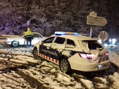 Un cotxe dels Mossos a la C-25 nevada.