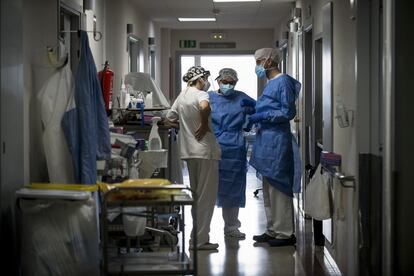 El ritmo de trabajo en el hospital es frenético. Con la entrada incesante de pacientes con covid-19 durante la primera ola, el Trueta ha tenido que reducir actividad programada para liberar camas de UCI y hospitalización. Así, se han cerrado dos quirófanos de tarde y otros dos por la mañana, el gabinete de hemodinámica ya no funciona por las tardes y tampoco las endoscopias. Se ha cerrado la Unidad del Sueño y la actividad de endocrinología del hospital de Día. El hospital ha intentado mantener, en la medida de lo posible, la mayor actividad ordinaria posible y minimizar la afectación al resto de pacientes.