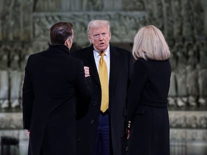 El presidente francés, Emmanuel Macron, y su esposa, Brigitte Macron, dan la bienvenida al presidente electo de Estados Unidos, Donald Trump, para la ceremonia de reapertura de la catedral de Notre Dame de París, tras el incendio de 2019, en París, Francia, el 7 de diciembre de 2024.