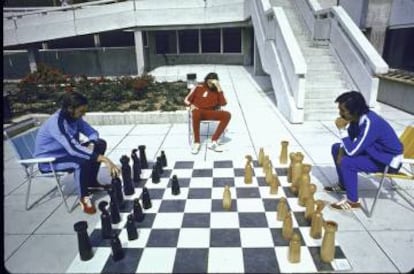 Jugando al ajedrez en la villa de México 68. Mens sana in corpore y tal.